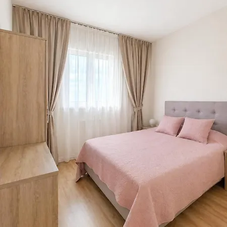 Beachfront With Direct Access To Lozica דירה רוגוזניצה