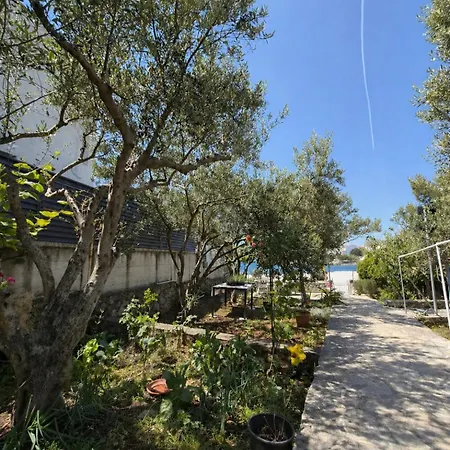 Beachfront With Direct Access To Lozica דירה רוגוזניצה